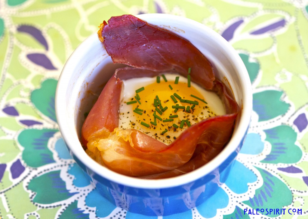 baked egg in prosciutto cups